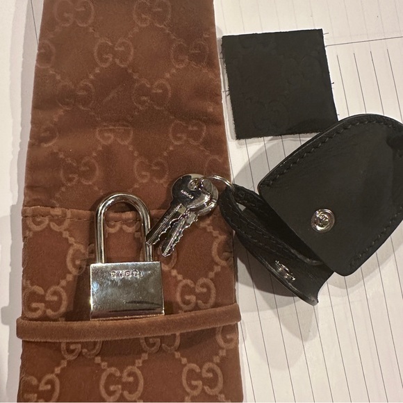Never used Authentic Gucci Lock & Key with felt bag and original box - Picture 3 of 4